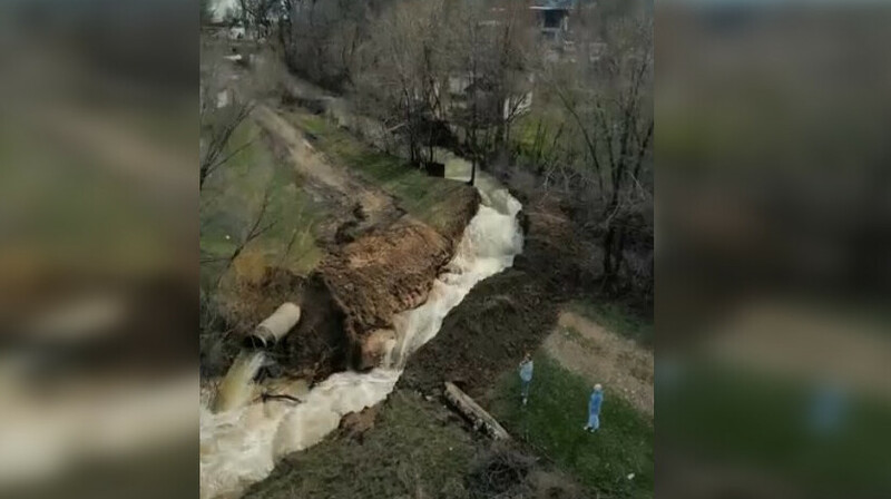 Борьбу с последствиями прорыва плотины начали в Алматинской области