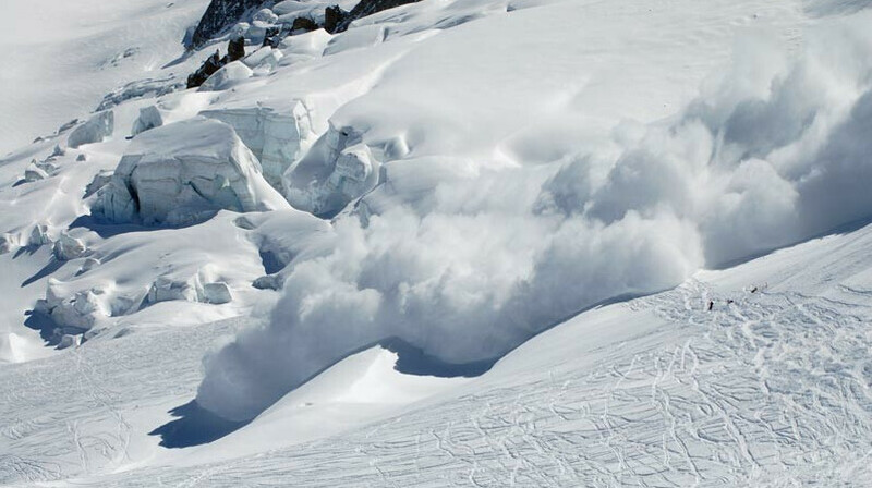 Из-за угрозы схода снежных лавин два участка трассы закрыли в ВКО