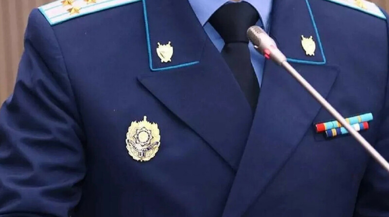 Жителя Атырау оштрафовали за ношение прокурорской шапки в здании суда