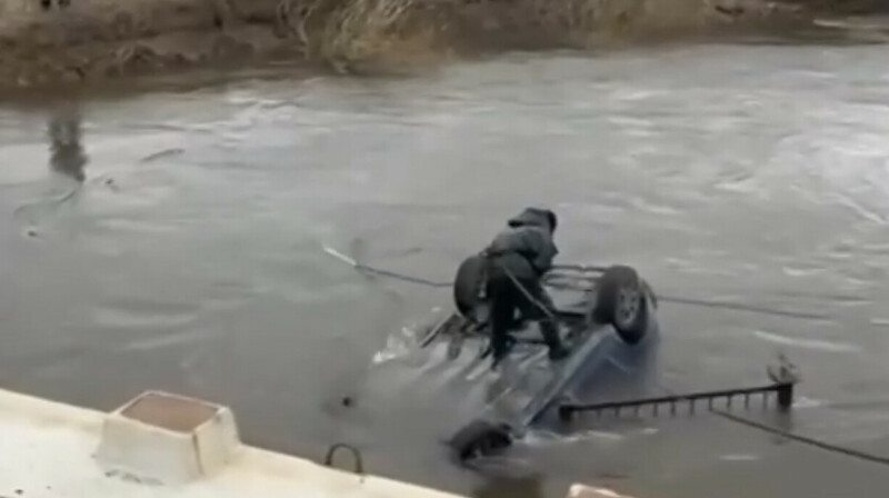 В области Абай автомобиль упал с моста. Погиб водитель