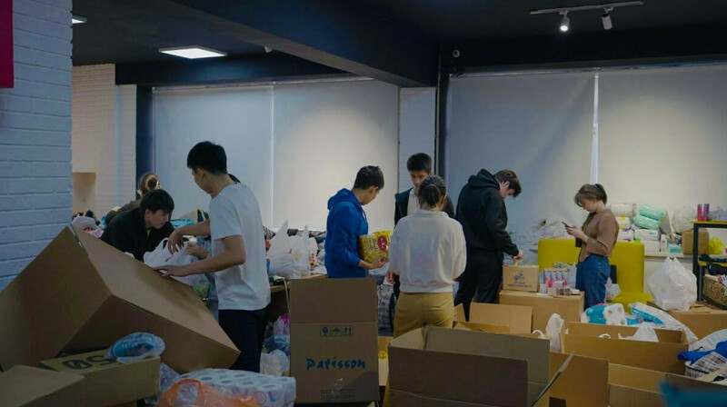 Алматинцы собрали более 1 тонны гумпомощи для пострадавших от паводков