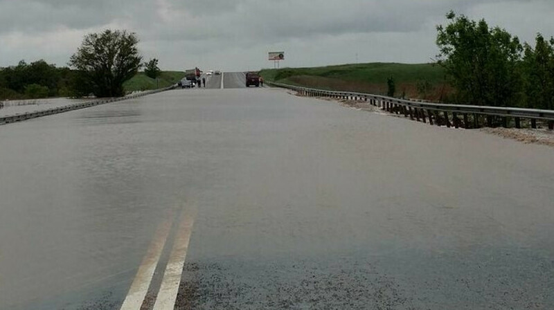 Ограничено движение на шести дорогах республики из-за паводков
