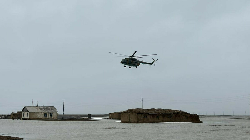 Около 2 тыс. казахстанцев эвакуировали военные летчики из зон затопления