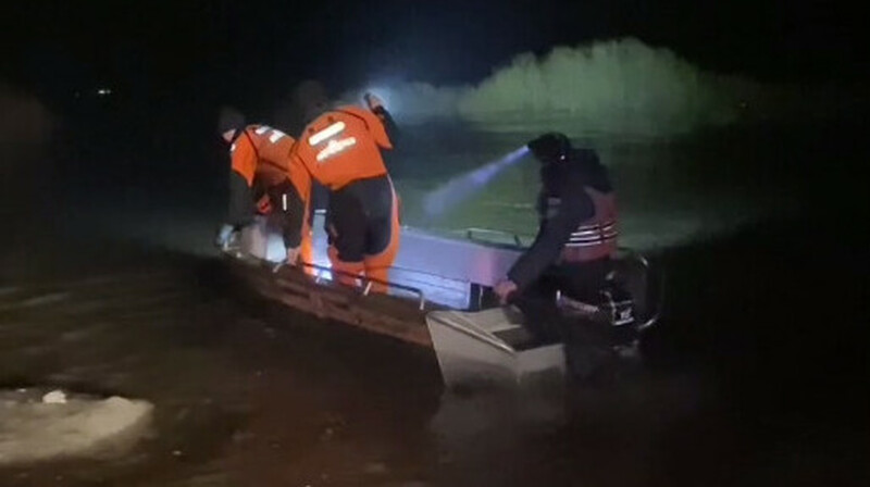Супружеская пара эвакуирована спасателями после разлива реки Нура