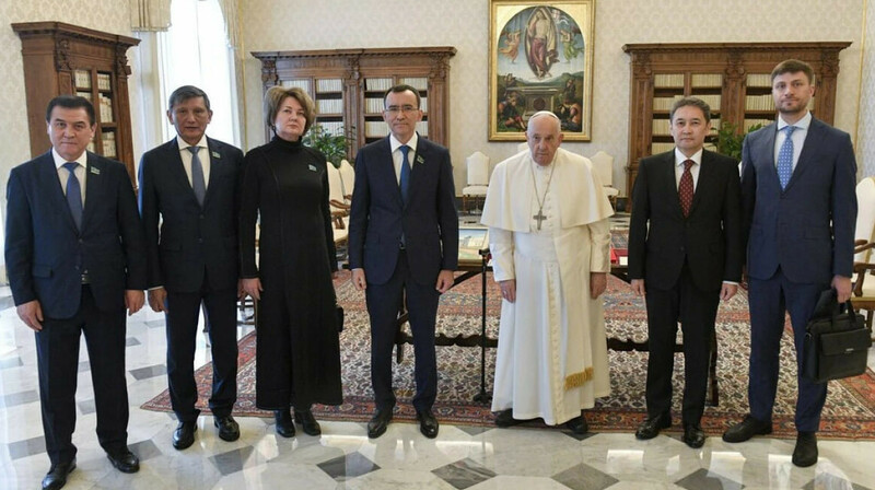 Глава Сената Маулен Ашимбаев встретился с Папой Римским
