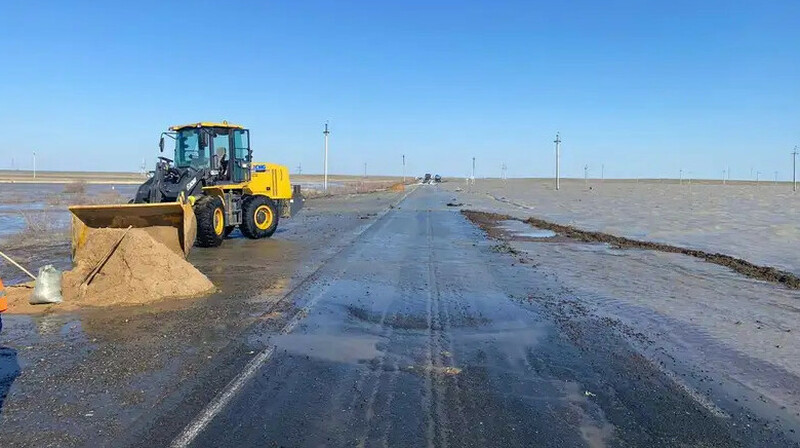 В Атырауской области река вышла из русла, затопив республиканскую трассу