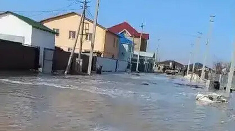 Талыми водами топит город Кульсары. ВИДЕО