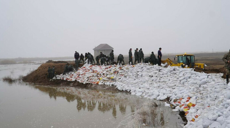 В Атырауской области продолжается эвакуация жителей Кульсары