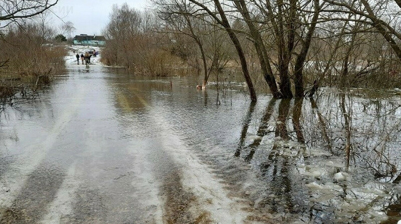 Из-за паводков закрыли участки 17 автодорог в Казахстане