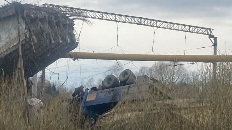 Мост рухнул вместе с автомобилями в Смоленской области