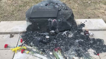 В Новой Москве подожгли стихийный мемориал жертвам теракта в "Крокусе"