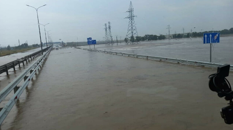 В результате паводков ограничено движение на автодорогах в нескольких регионах Казахстана