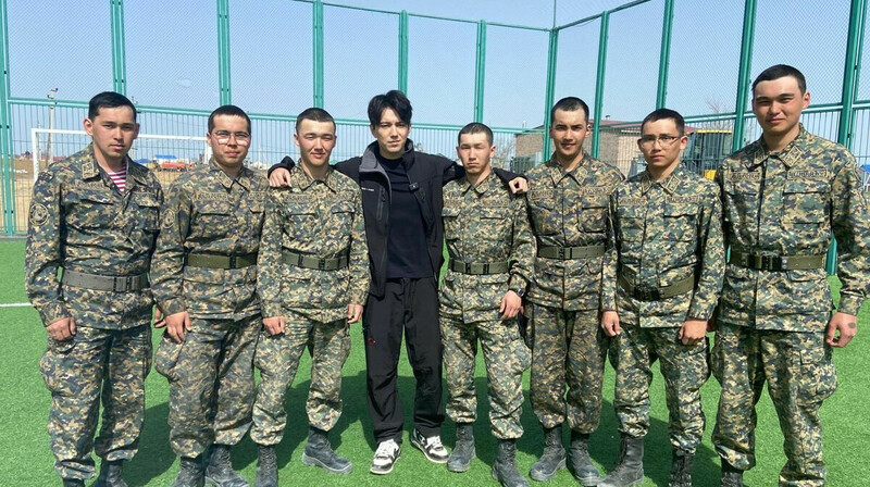 Димаш Кудайберген поблагодарил военнослужащих Нацгвардии МВД РК