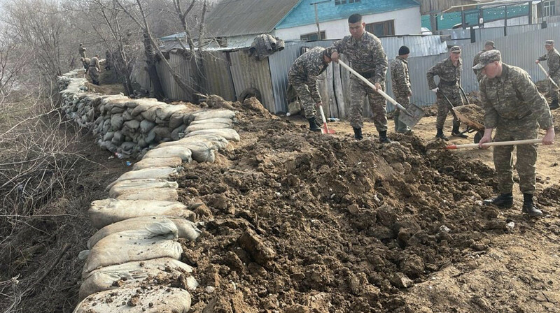 Более 97 тысяч человек эвакуированы из зон паводков в Казахстане
