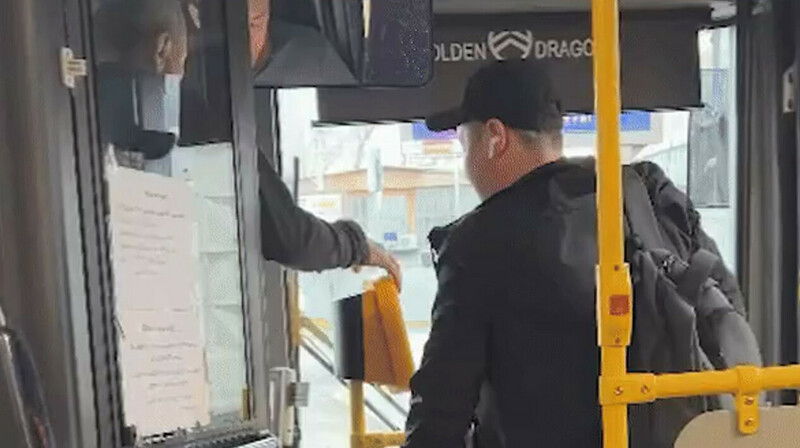 Очередное нападение на водителя автобуса сняли на видео в Алматы