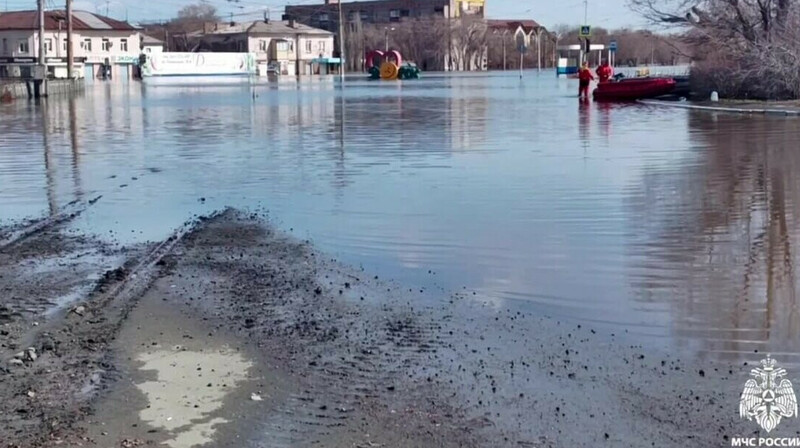 Паводковые воды в Оренбургской области угрожают населённым пунктам в Казахстане