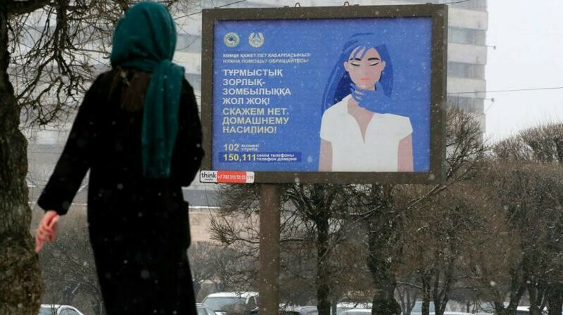 Казахстан борется с домашним насилием, но преследует тех, кто помогает жертвам - СМИ