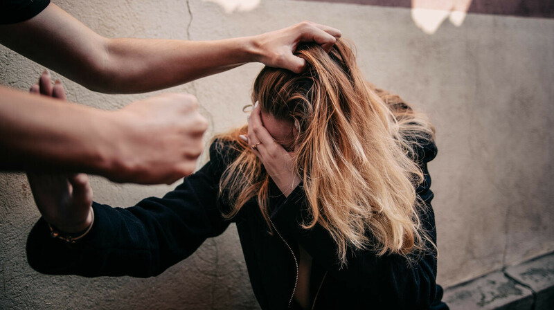 Насилие не остановить? В Алматы мужчина жестоко избил бывшую жену. ВИДЕО