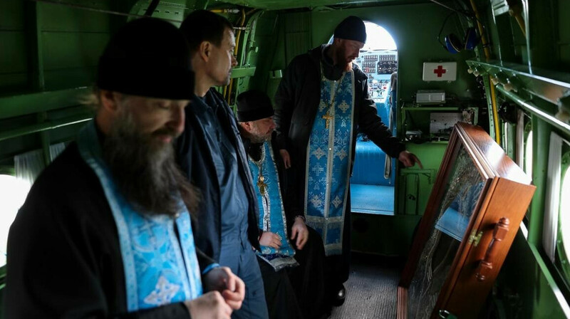 В Курганской области борются с паводком при помощи молитвы