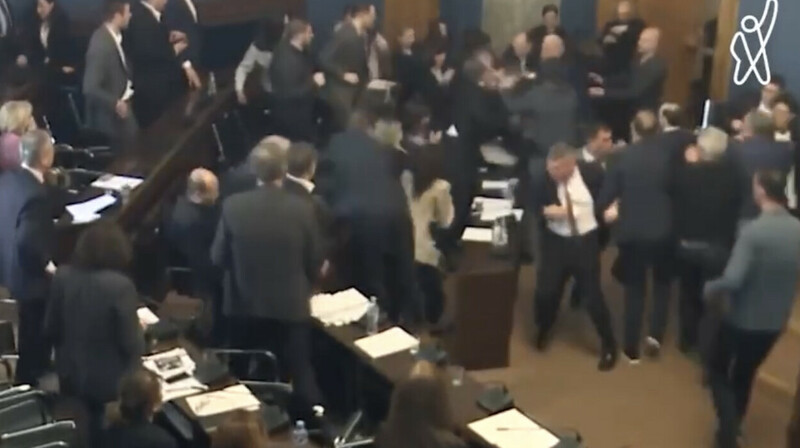 Грузинские парламентарии устроили драку во время обсуждения закона об "иноагентах"