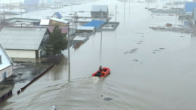 Токаев осмотрел паводковые зоны Северо-Казахстанской области
