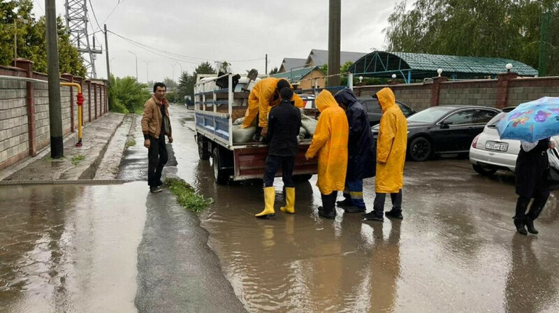 В Алматы затопило несколько улиц
