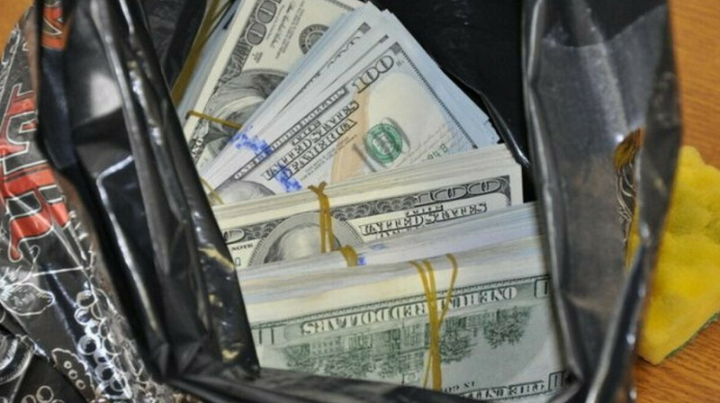 В Атырау изъято у иностранца 90 тысяч долларов США