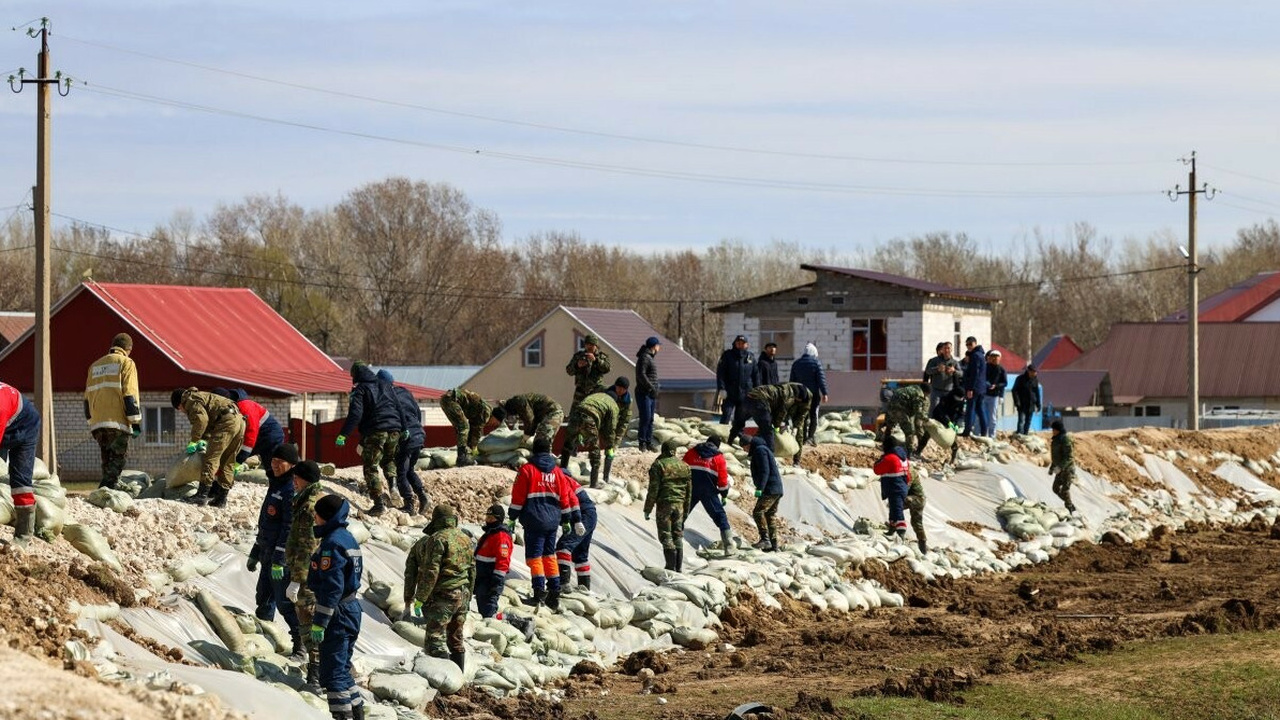 В Уральске защищают от паводков объекты водо- и теплоснабжения