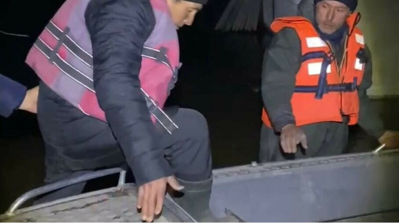 Спасатели эвакуировали пастуха из затопленной зоны в Акмолинской области