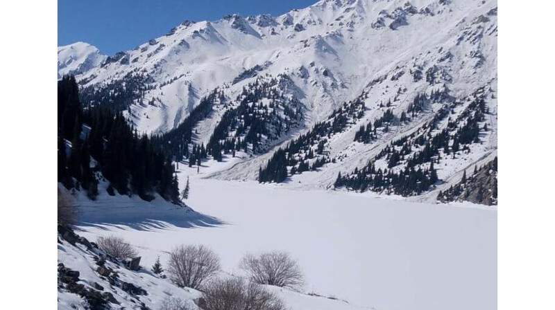 Лавина сошла в горах Алматы