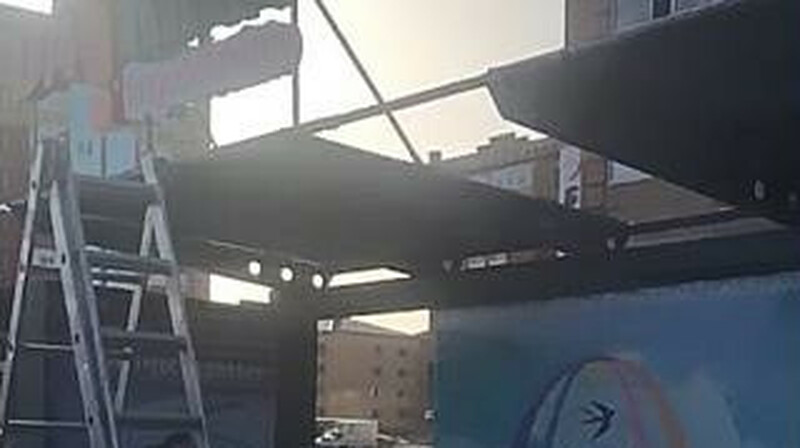 Падение рекламного щита в Актобе привело к госпитализации трех женщин