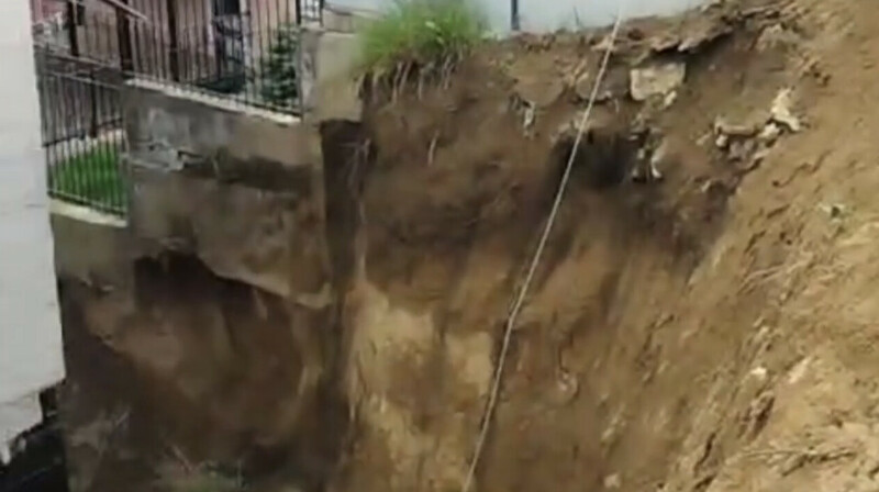 В Алматы на территории строящегося дома сошла оплывина