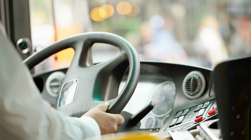 В Казахстане могут разрешить управлять общественным транспортом с 23 лет. Безопасно ли это?