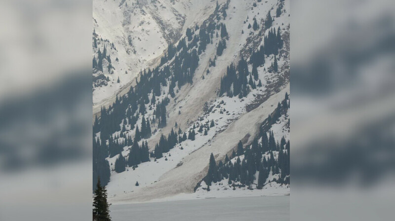 Грунтовая лавина сошла в горах Алматы