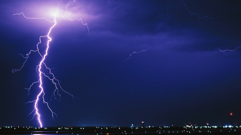На большей части Казахстана объявили штормовое предупреждение из-за грозы и ветра
