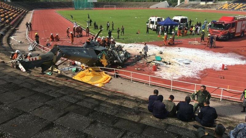 Два военных вертолёта столкнулись в небе и рухнули в Малайзии. ВИДЕО