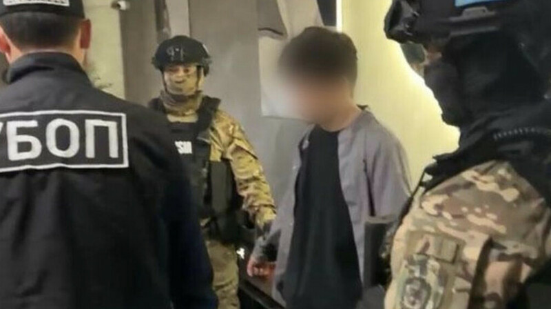 Кальянщик продавал наркотики в баре Алматы