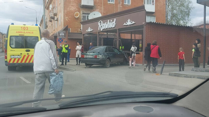 Угнанный автомобиль врезался в кафе в Усть-Каменогорске