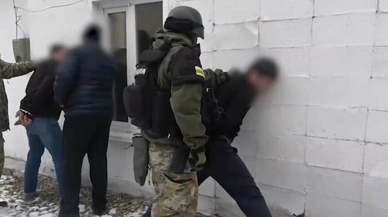 Две транснациональные ОПГ обманывали казахстанцев на деньги