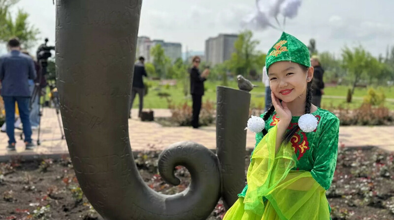 Памятник букве "Ы" установили в столице Кыргызстана