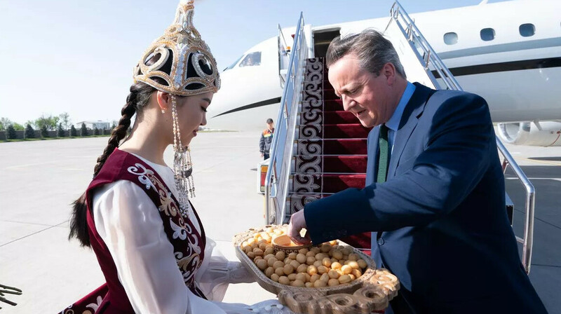 Дэвида Кэмерона раскритиковали за турне на роскошном самолёте по Центральной Азии