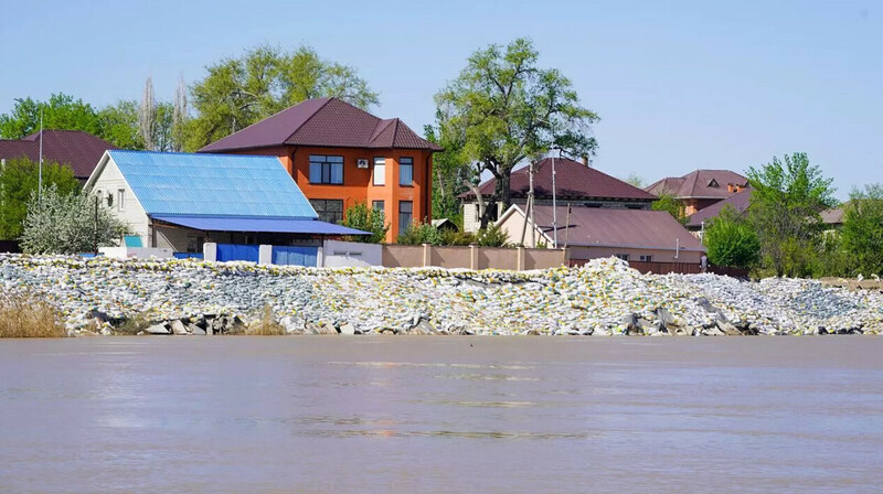 Паводки в Казахстане: тысячи людей вернулись домой