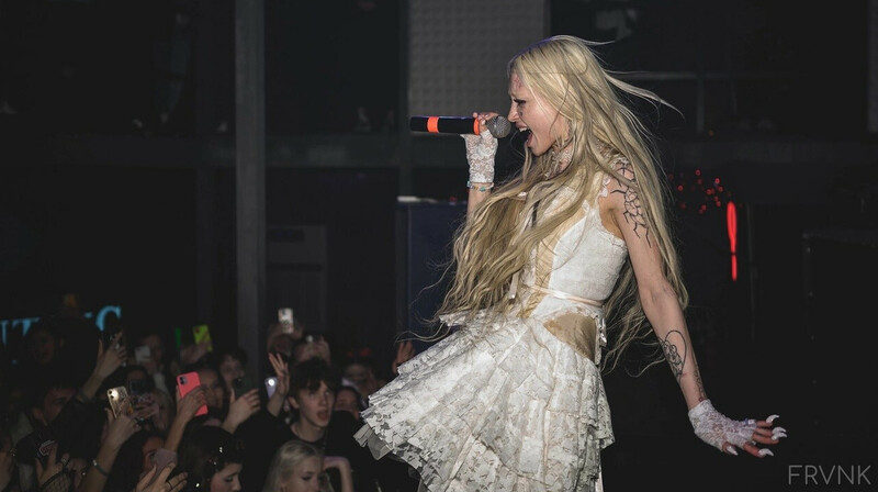 Мизулина написала донос на рэпершу за поцелуй фанатки