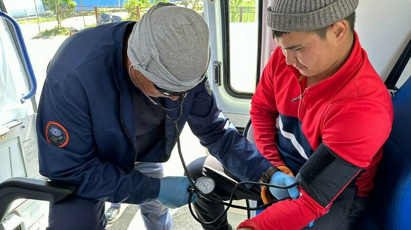 Скорпион укусил волонтера, помогавшего пострадавшим от наводнений в Атырауской области