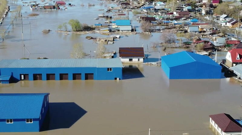 Жители затопленного Кульсары требуют выплат. ВИДЕО