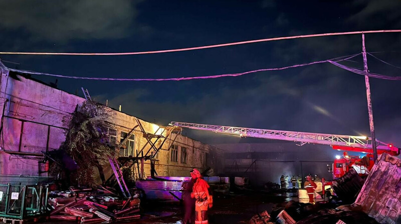 Пожар охватил склад стройматериалов в Актобе