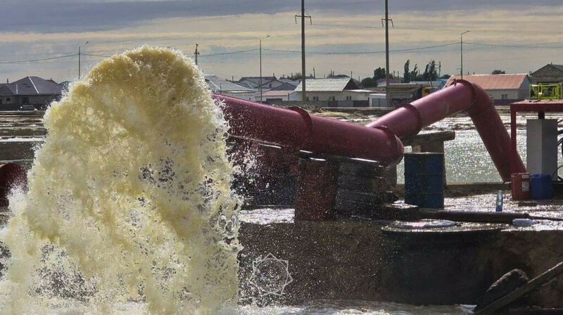 В Атырауской области круглосуточно откачивают талую воду