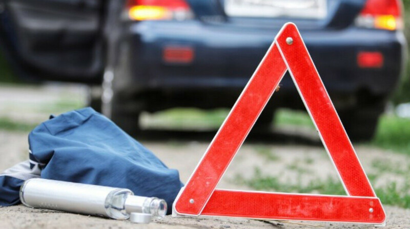 Mercedes превратился в груду металла после столкновения с грузовиком в Алматы