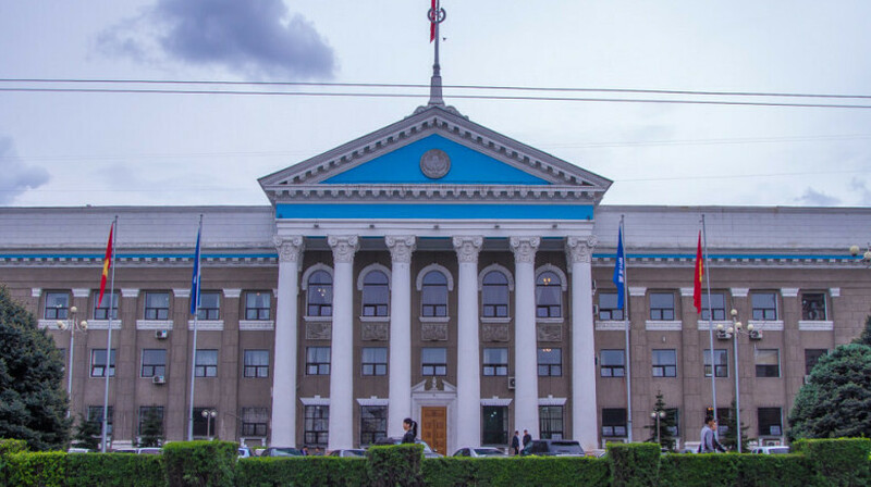 Чиновникам Бишкека запретили пользоваться автомобилями
