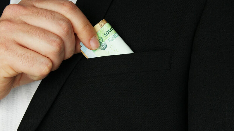 Названы самые популярные размеры взяток в России